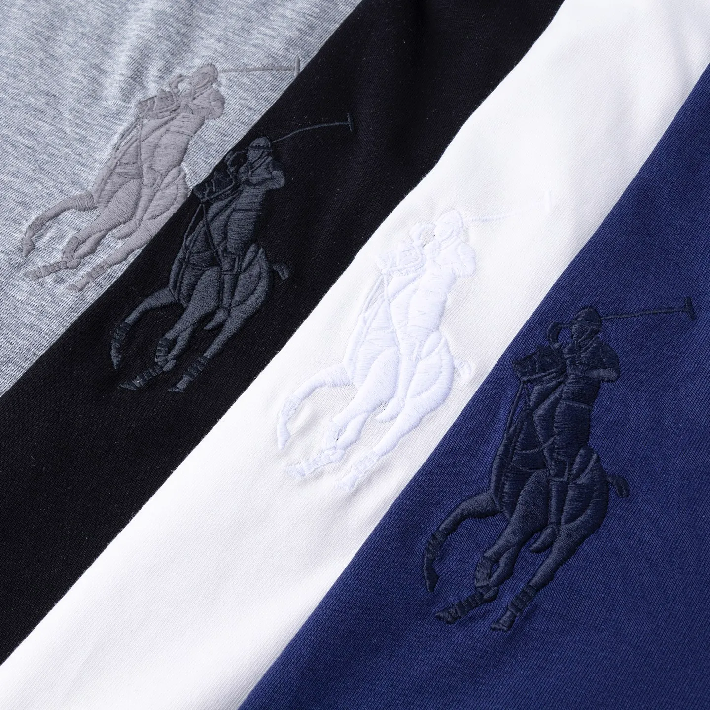 P126 Style number: 509 Ralph Lauren/Ralph Lauren 25ss simultaneously launches one-color horse embroidery round neck short sleeves. The main logo on the neck has a QR code mark, which can be scanned for verification, and the detailed horse logo embroidery is all high-density, all made with imported Tajima machines, which distinguishes low-quality products on the market. 32 counts, 240g hydrophilic toner, 100% cotton fabric, comfortable and soft, highly breathable, focusing on high-end cost-effectiveness, needless to say good quality. Available in a variety of colors, both boys and girls can try this genderless style, giving them a yuppie tone in no time. Immerse yourself in your leisurely style, and have your own style in retro. Natural, vivid, and very French romantic feelings perfectly integrate the youthful atmosphere with the trend. The clever embellishment of the horse logo embroidery carries all the eye-catching points. Color: black, white, navy blue, light gray Size: S-xL S Shoulder width 44 Bust 100 Sleeve length 22 Clothing length 68 M Shoulder width 46 Bust 104 Sleeve length 23 Clothing length 70 L Shoulder width 63 Bust 108 Sleeve length 24 Clothing length 72 xL Shoulder width 50 Bust 112 Sleeve length 25 Clothing length 74